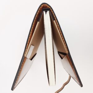 libreta cuero oscura tintada a mano