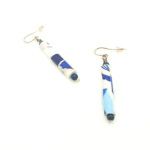 aretes blancos y azules